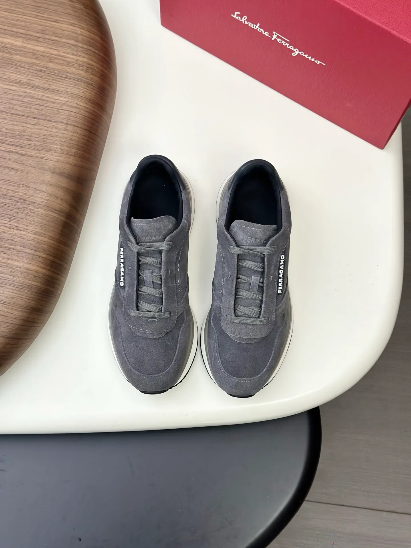 [Ferragamo] Top P: 820💰 Number of yards: 39~44 (38.45 custom-made, non-refundable) Top purchasing agent 🇮🇹 Ferragamo men's casual shoes series, the counter sells the original configuration at the same time, Italian imported cowhide fabric, high-quality splicing technology, imported water-dyed cow lining , Soles: Original foam soles are specially provided by the original factory, and the original factory follows the order. 🔍High quality can be entered and exited the counter at will. Welcome to compare and synchronize with the counter.
